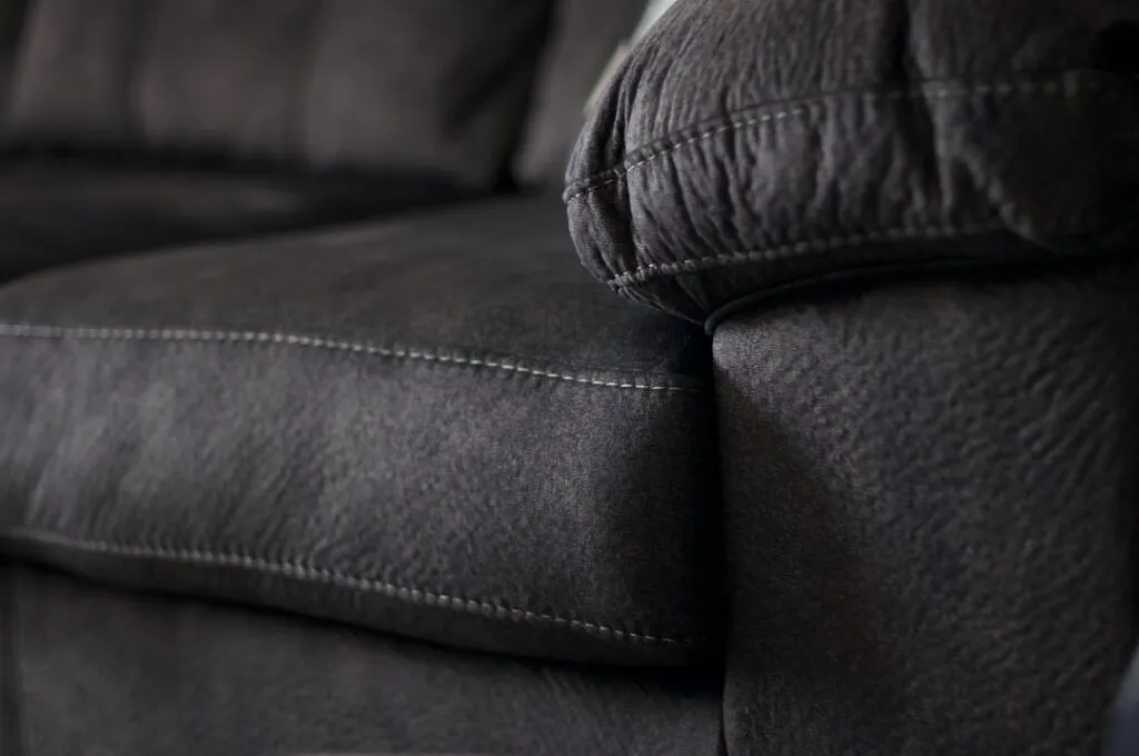 Cadeira De Sofa De Couro Preto Com Travesseiros De Arremesso R8vxgCJP0Hc