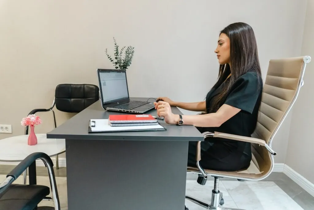 Mulher Trabalhando No Laptop Na Mesa Do Escritorio XyZfsXLB_ss