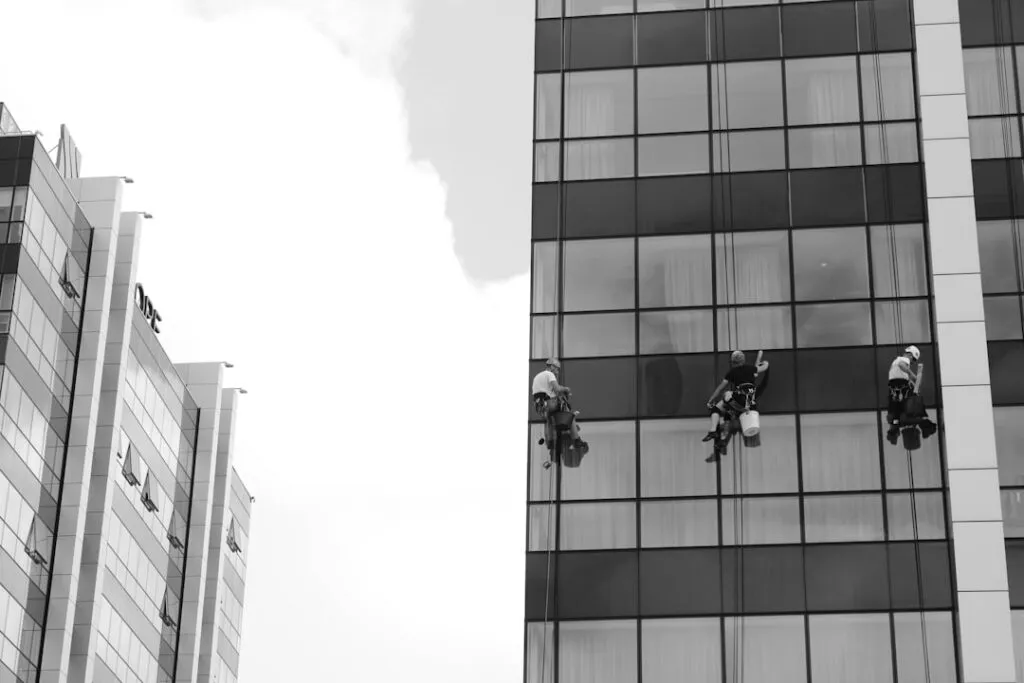 Uma Foto Em Preto E Branco De Um Homem Em Uma Lavadora De Janelas 2IeVowGB Jo